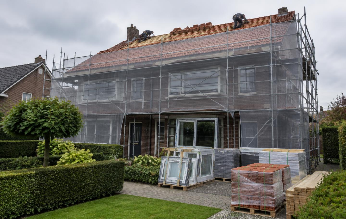 Woonhuis in volledige renovatie met steigerwerk en nieuw dakpannenwerk